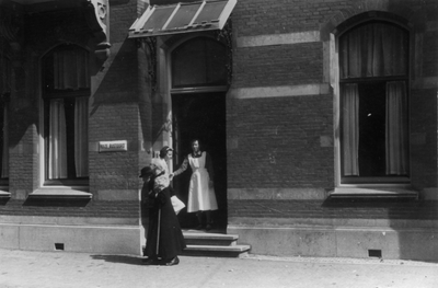 221114 Gezicht op de ingang van Huize Rustoord (Maliebaan 21) te Utrecht.N.B. Het betreft een dependance van Huize ...